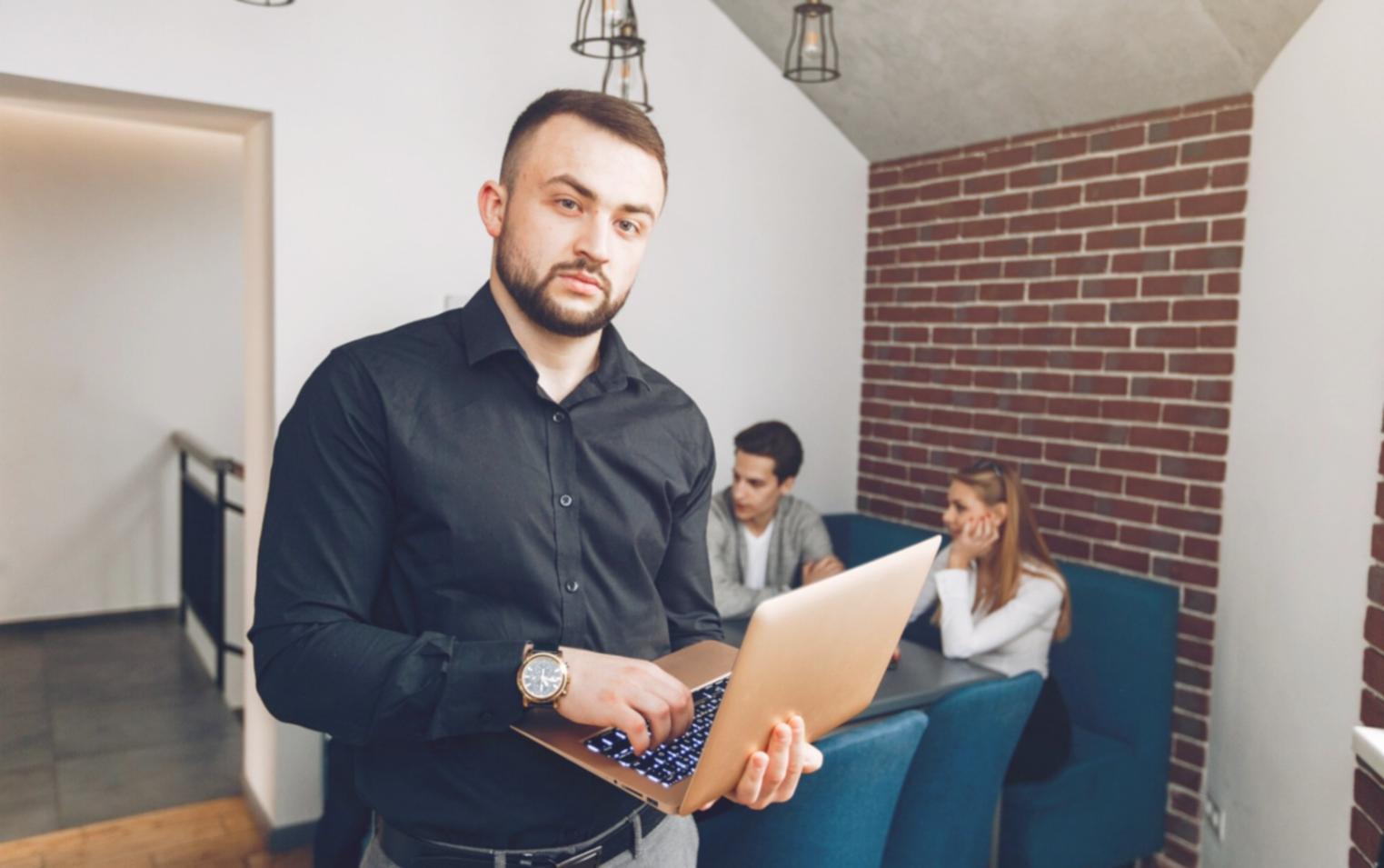 Modernes Finanzplanungs-Setup mit Computer und Dokumenten